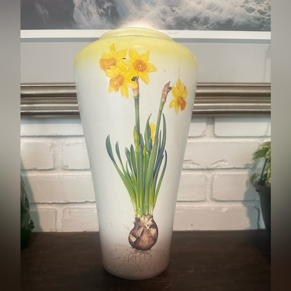 Vintage Tall Royal Haeger daffodil vase